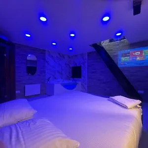 Maison Triplex Avec Jacuzzi Et Sauna Hébergement de vacances